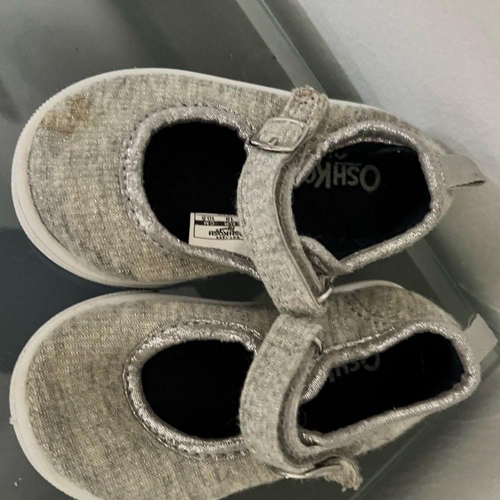 OshKosh B'gosh Gray Slippers with Strap and Rounded Toe